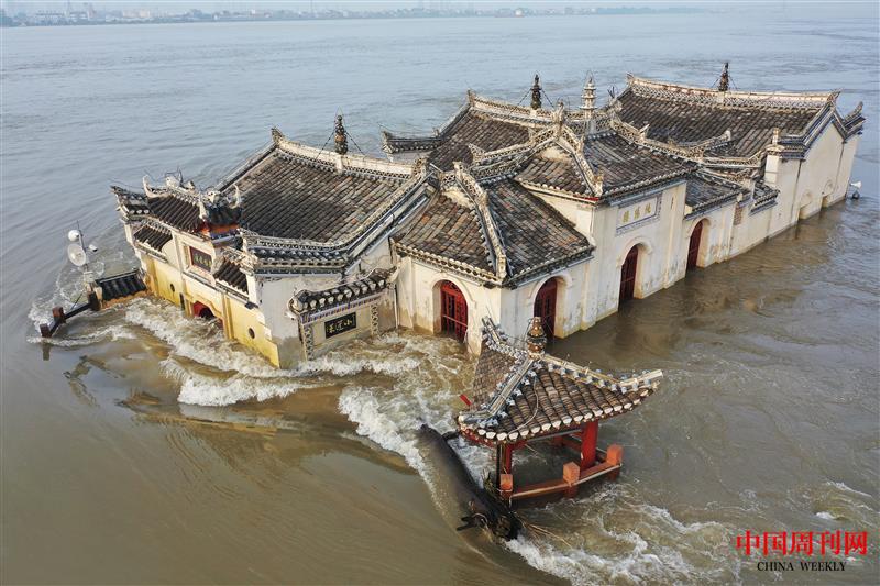 长江鄂州段水位上涨观音阁逐渐被淹没时的情景.jpg