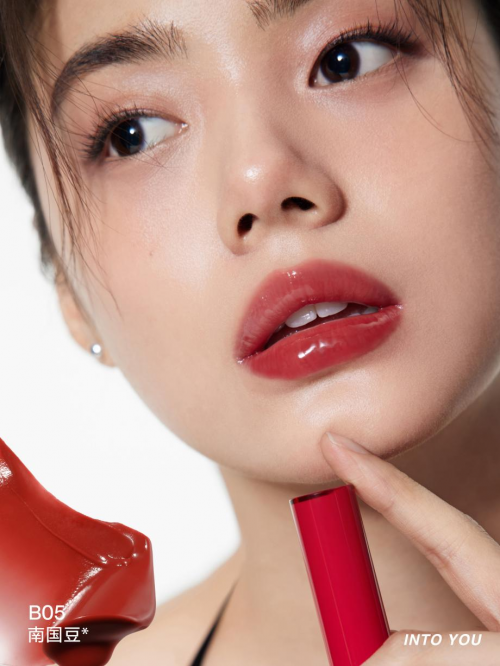 INTO YOU心慕与你携手超模CIci带来全新融点口红，诠释温柔自有光！