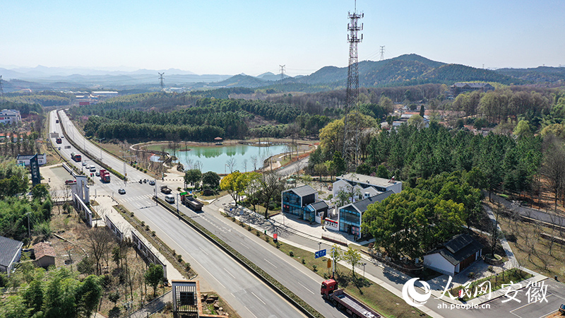 俯瞰位于皖南川藏线入口附近的鼓楼铺子公路驿站。