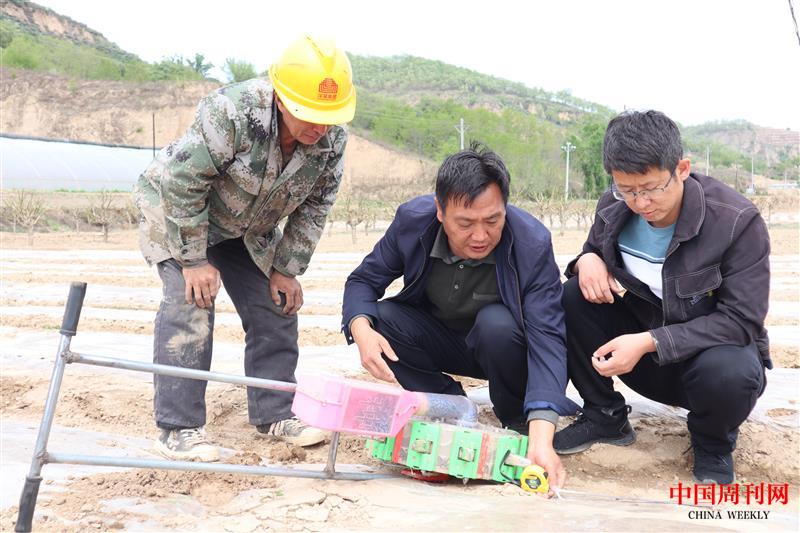 延川县农技中心副主任张明富（中间）.JPG