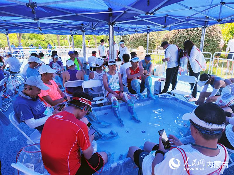 选手赛后冰敷降温恢复。人民网记者 赵梦月 摄