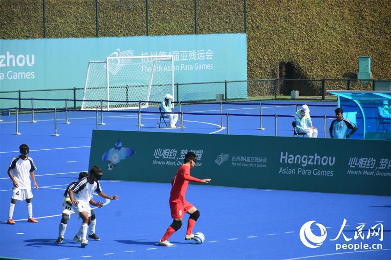 盲人足球比赛进行中,赛场周围有特制挡板。人民网 周静圆摄