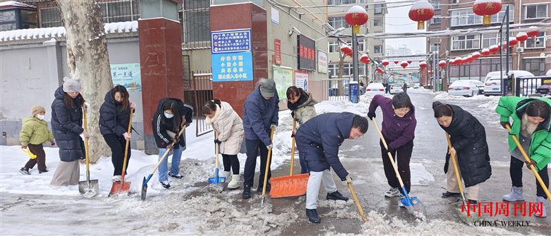 四维小学志愿者到南郭小区扫雪.jpg