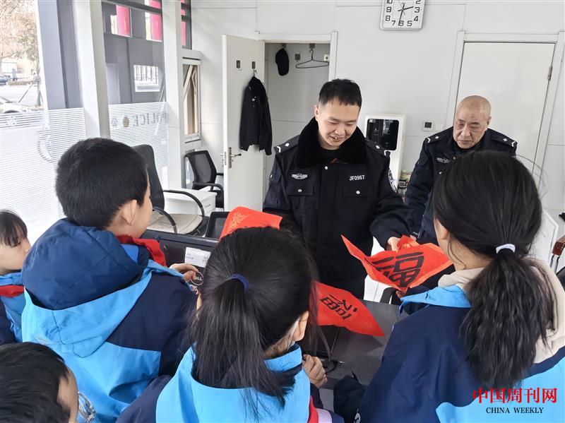 石家庄市桥西外国语小学学生们送上亲手书写的福字。 郭苗 摄.jpg