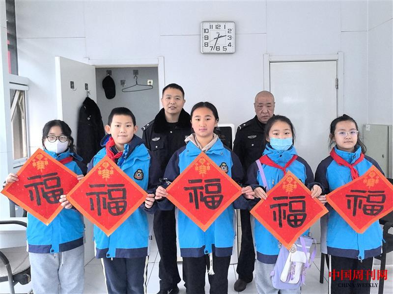 石家庄市桥西外国语小学学生们与民警叔叔合影。 郭苗 摄.jpg