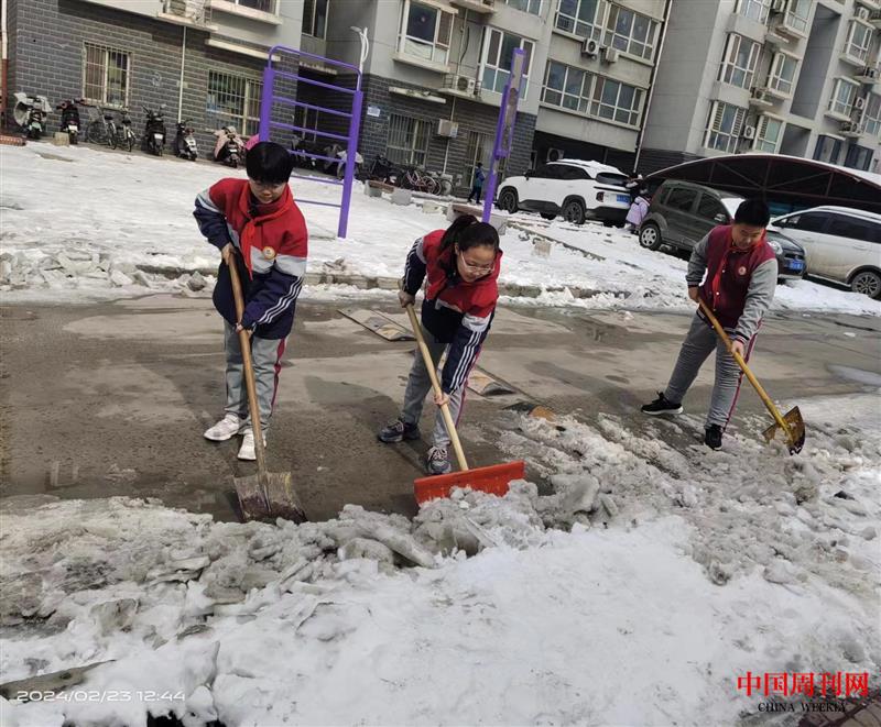 队员们走进小区清除积雪1.jpg