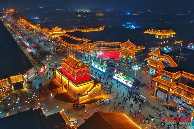 曲阜在明故城历史文化街区举行夜游活动，设置了舞龙舞狮、扭秧歌、灯光秀等项目。（杨国庆 摄） (3).jpg