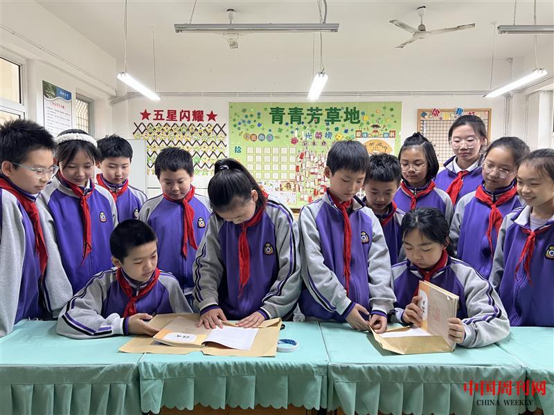 石家庄市桥西外国语小学包书皮比赛。宋晓芳摄.jpg