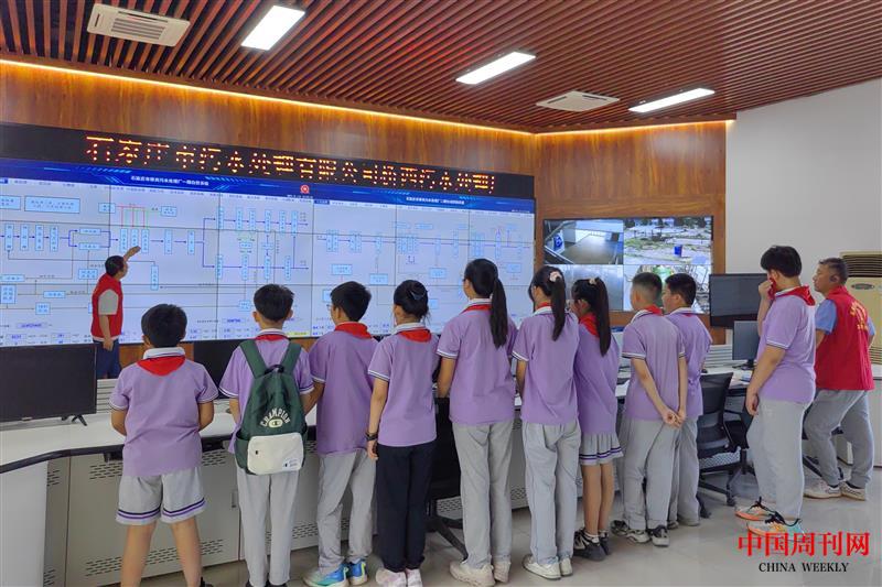 5、石家庄市桥西外国语小学学生参观污水处理厂中控室。 郭苗 摄.jpg