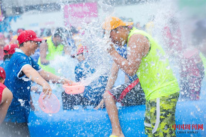 泼水活动2.jpg 泼水活动2.jpg