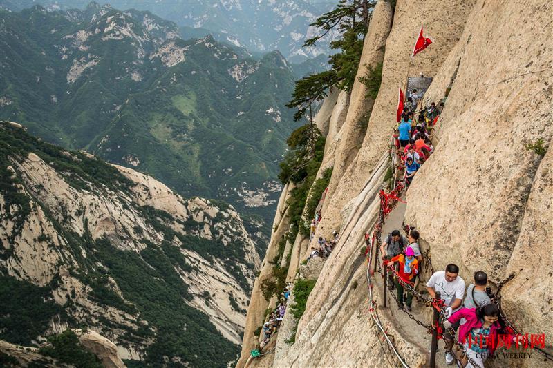 摄图网_500745755_五岳华山旅游自由行爬山长空栈道（企业商用）.jpg