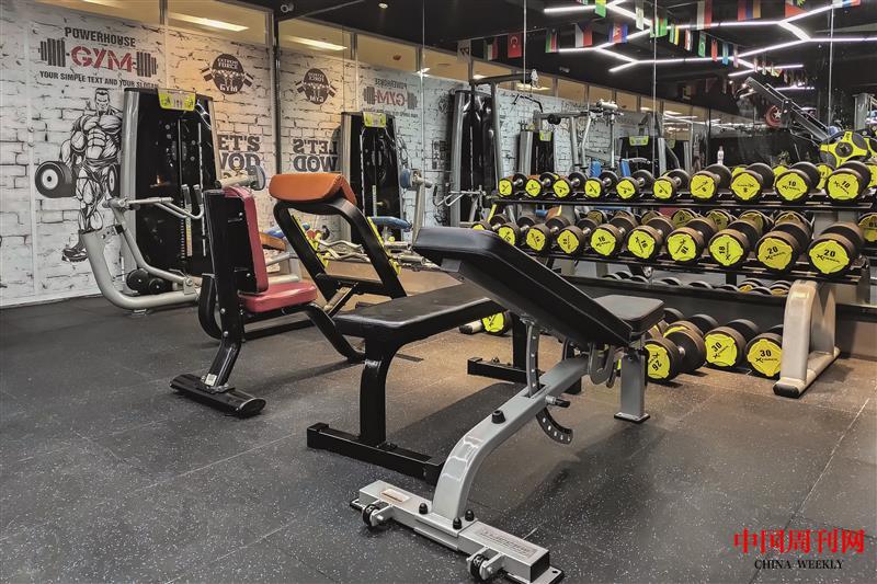 摄图网_501190910_堆满健身器材的健身房（企业商用）.jpg