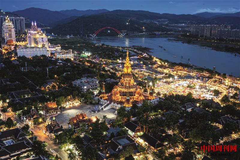 摄图网_501765239_西双版纳告庄双景星空夜市夜景（企业商用）.jpg